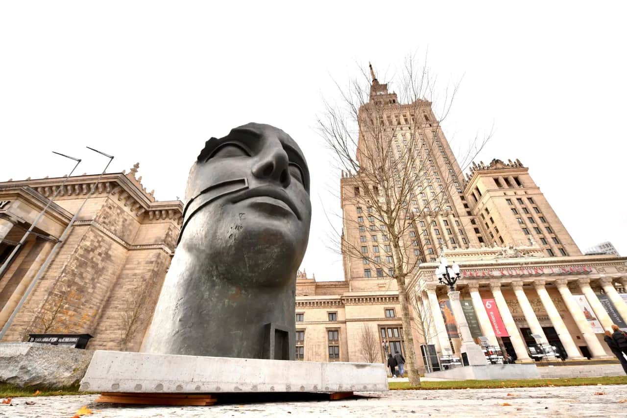 Odkryj Mitoraja w Warszawie: Rzeźby, adresy, historie i Tindaro