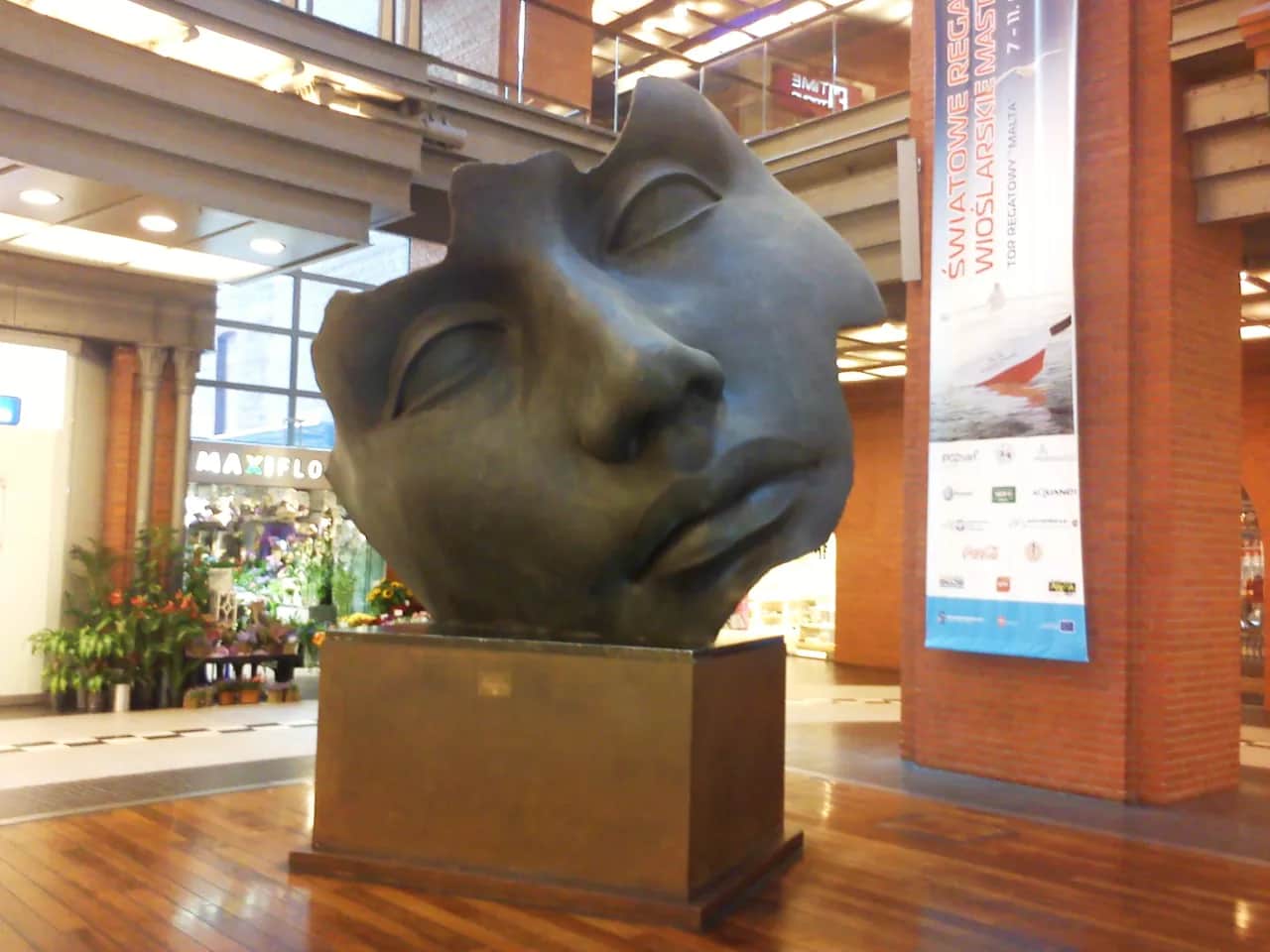 Sztuka Mitoraja w Starym Browarze: Co kryją ikoniczne rzeźby?