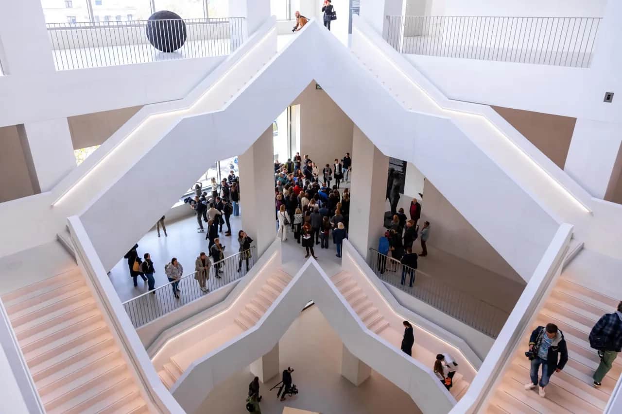 Praca w muzeum sztuki nowoczesnej: Jak przekuć pasję w karierę?