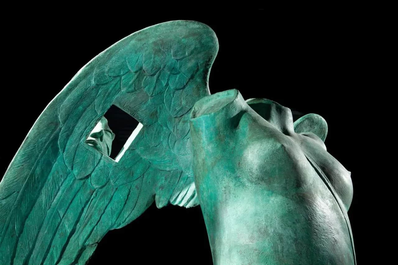 Ikaria Mitoraja: Co kryje uskrzydlona rzeźba bez głowy?